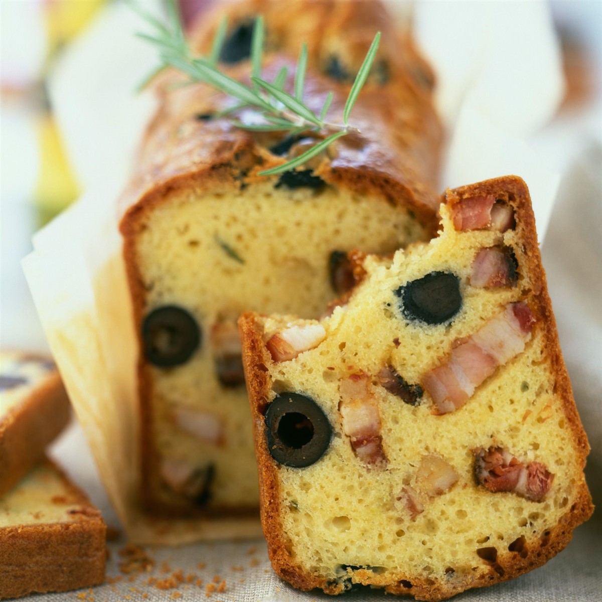 cake aux olives noires et lardons fumés